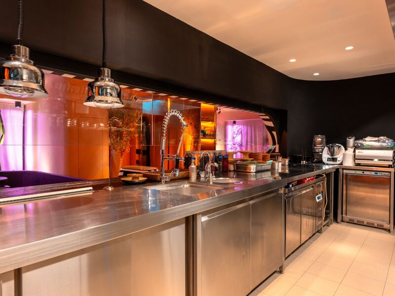 Mirror finish stainless steel wall cladding, fabricated by Cleresdyne for Sobremesa, Souk Al Bahar Dubai